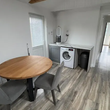 Cozy 2-bedroom Cottage-style *