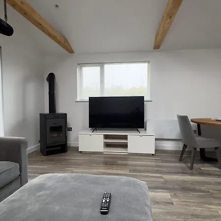 Cozy 2-bedroom Cottage-style